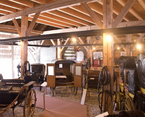 Salle "Le temps des diligences" au Musée Suisse du Cheval, La Sarraz. Immersion dans l'histoire équestre suisse. Exposition artistique et ateliers ludiques sur le patrimoine des transports hippomobiles. Conférences au Château.