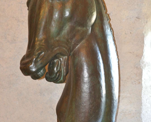 Salle "Le cheval dans les arts" au Musée Suisse du Cheval, La Sarraz. Immersion dans l'histoire équestre et les métiers traditionnels. Exposition interactive sur le patrimoine artisanal lié au cheval. Ateliers ludiques au Château.